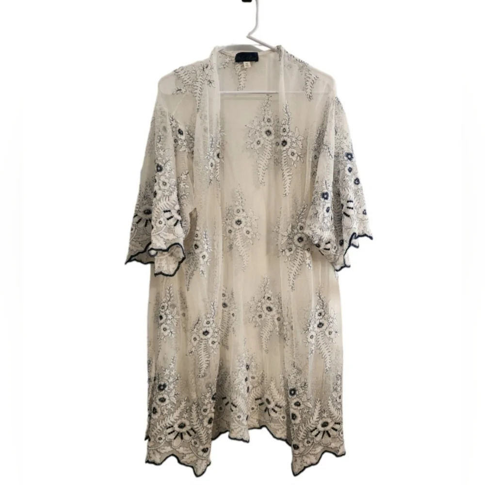 Blue Rain white lace embroidered floral oversized beach Vacation coverup Medium - Picture 2 of 10